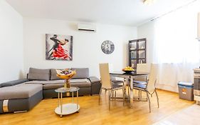 Vale Apartment With Balcony